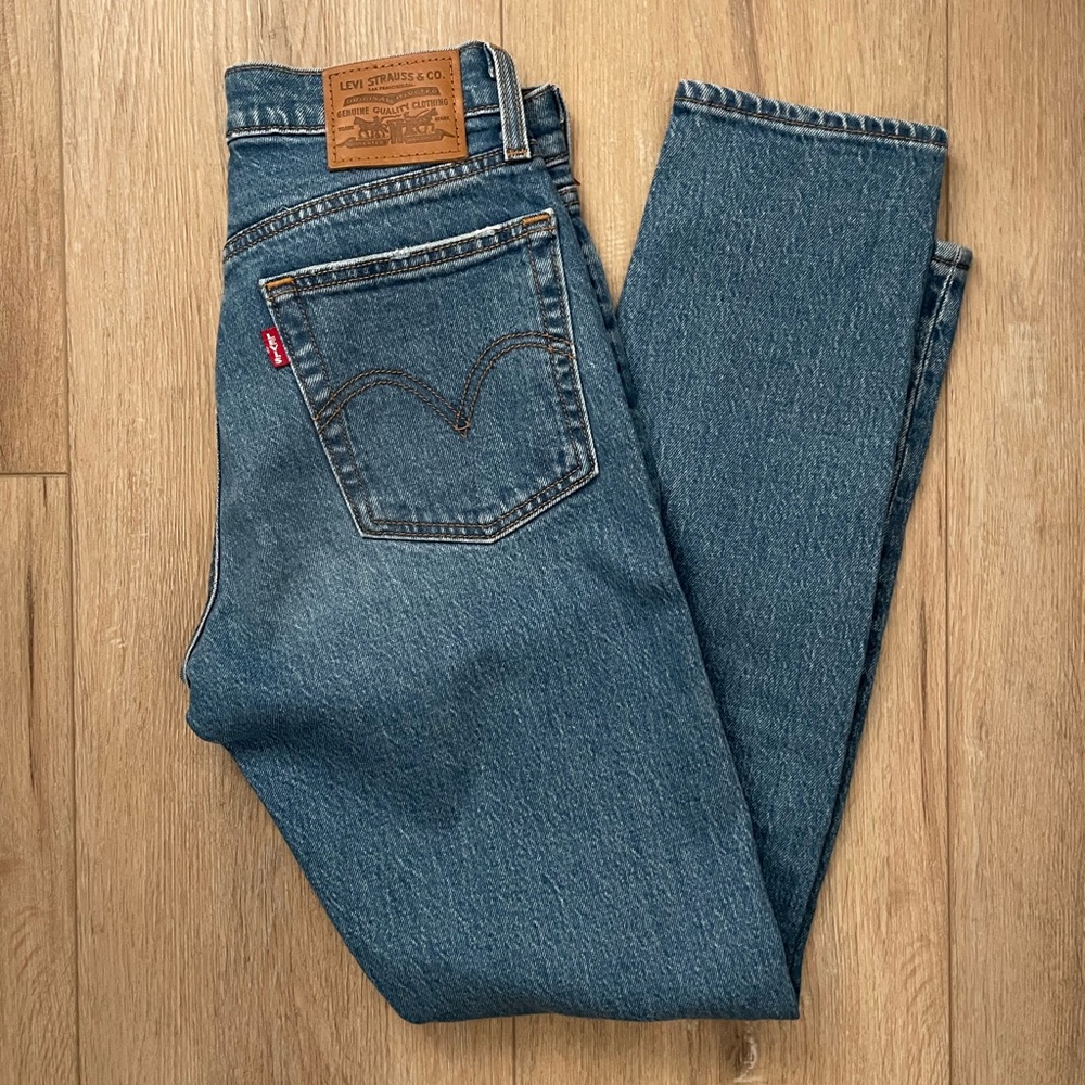 LEVI’S WEDGIE FIT JEANS SIZE 24